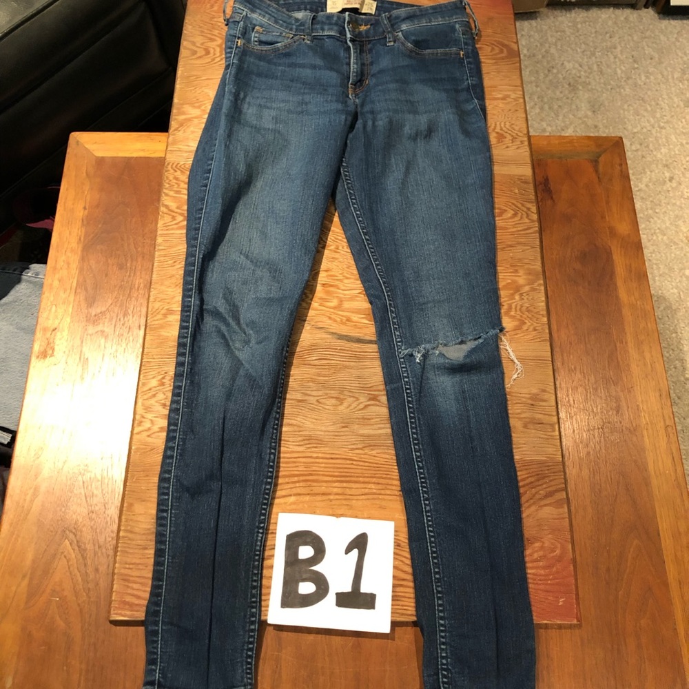 Juniors Hollister Destroyed Stretch Jeans 
Size 1S